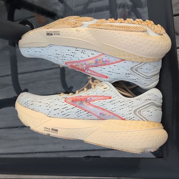 Brooks Speckled White and Tan Sneakers - Picture 3 of 10